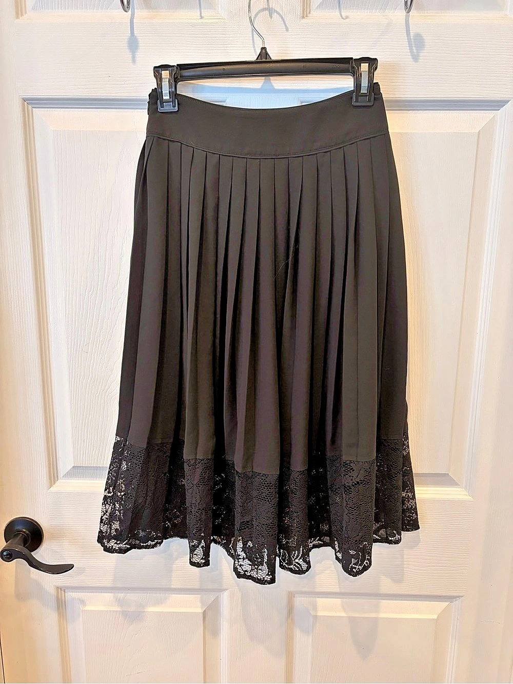 Express Pleated Lace-Hem Midi Skirt in Black Size 0